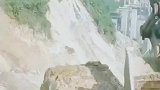 挖机将巨石推下山坡，下一秒司机急了