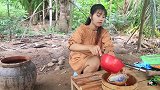 靓女加了许多家常配料来烹饪海蜗牛，出锅后清爽又美味！