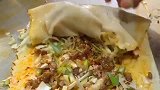 街头美食面包夹鸭蛋，手套也不戴，这手也不知道干不干净！