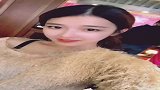 小姐姐穿卡其色宽松毛衣，扎着低马尾，你们觉得好看可以赞美哦