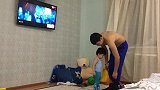 小宝宝大半夜非让爸爸健身，还想偷懒门都没有，不练完别想睡觉