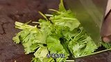 土豆擦丝裹上白面上锅蒸熟，浇上特制调汤，拌起来特别好吃