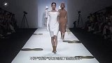 女模特穿“气球”走秀，不料气球“泄气”，这时热烈的掌声响起