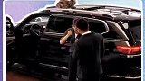 看完不笑算我输了，男子直接把包放到车顶上