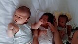 三胞胎宝宝一起睡在床上，这家人太幸福了，一下子就有三个孩子！