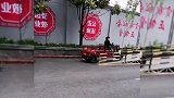 全网那些开车神操作的人：女孩直接撞墙，大爷在街上溜车，真厉害