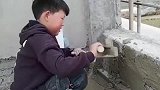 也不知道这是谁家的孩子，不好好学习学砌砖，能有啥出息