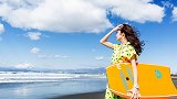小姐姐海上挑战极限冲浪 动作惊险潇洒夕阳映照美如画