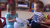 如此率真可爱的两个婴儿，在做游戏，真是吸引人眼球！
