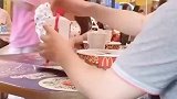 大哥在麦当劳独饮茅台，邻座美女好奇也要了一杯