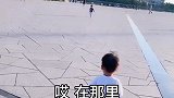 龙凤胎兄妹广场上玩耍，哥哥摔倒妹妹的举动太有爱，又撒狗粮了