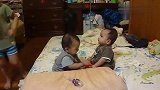 双胞胎弟弟抢玩具打的面红耳赤,腹黑的哥哥在一边淡定看戏！