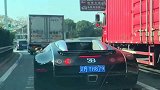 回家路上遇到的跑车，后面这个字母真亮眼，应该很贵吧！