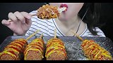 小姐姐吃超大个的玉米热狗，拉丝效果绝了！