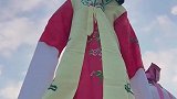 庙会上有个节目叫“小八仙闹新春”一位3岁小演员，在表演的时候直接睡着