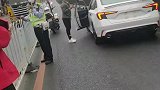 新车开到半路抛锚导致后方大塞车