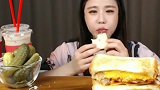 韩国妹妹面包大挑战，堆成小山一样，超满足！
