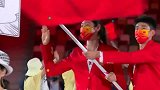 开幕式“中国红”刷屏！旗手朱婷连头绳都是红色的，英姿飒爽