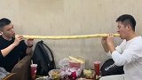 两个小伙子吃甘蔗的搞笑操作，男人的快乐就是这么简单！