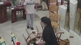 盘点监控下的倒霉瞬间，人要倒霉，喝水都塞牙！