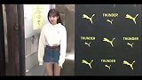 泫雅穿粉色小背心锁骨精致 对镜比剪刀手嘟嘴卖萌