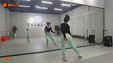 爵士风广场舞《擦伤》背面演示会跳舞的小姐姐最美了