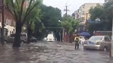 暴雨中小哥给车加油打气：就当你是船 稳住别熄火