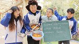 学生打饭考英语，阿宝想出单词快速记忆法，端走大厨两盆面