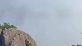 人群太吵了我想去见山，山不见我我自去见山