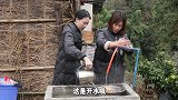 秋妹和姐姐今天做老鸭汤锅，四川人吃不腻的味道，酸辣开胃好下饭