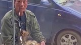 抱着狗狗打点滴的大哥 看着好有爱啊，感动娱乐播报台