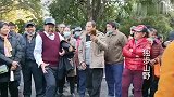 山歌大混战，引来很多观众看热闹