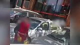 大妈烈日下人肉占车位3小时，女子与其沟通反被骂十几分钟：你看你长那样