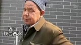 58岁盲人街头卖鸡蛋，女儿在读大学，家里还有86岁母亲