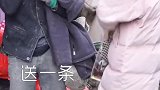 小姐姐给民工爷爷戴围巾，看到这一幕，我忍不住落下了感动的泪水
