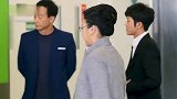 儿媳给婆家生了个小男孩，婆婆高兴坏了，丈夫的表情太可爱了