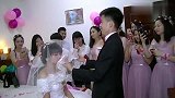 刚揭开新娘的盖头，新郎就迫不及待亲一口，真是等不及了！