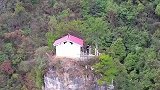 男子失恋后独自跑到深山中，花三千在悬崖上建了一间简陋房子