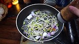豆芽怎么炒好吃，简单又好吃的洋葱炒豆芽，清爽开胃