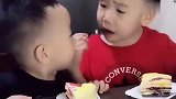 自从生了二胎，相差2岁的哥哥真是操心的命，也不嫌累