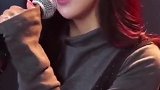 姑娘在舞台上唱歌，声音甜美，简直太好听了