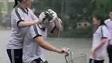 常年干旱的这个地方，一场暴雨的到来，让全校都疯了！
