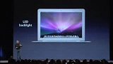 乔布斯展示一代MacBook Air超薄尺寸