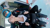 带姐姐来跳个伞！
