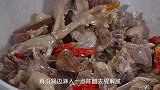 做啤酒鸭你以为只倒啤酒就完了吗，不是的，这样做才正宗
