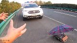 司机高速上停车，竟拿雨伞充当警示牌！下一秒钟画面尴尬了