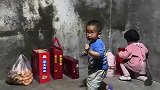 小男孩赤手空拳朝大人比划
