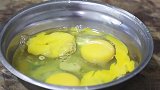 苦瓜炒鸡蛋这么做才最美味，鸡蛋嫩滑，苦瓜不苦，看看用的啥技巧