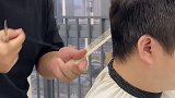 这个师傅肯定干过两年裁缝