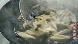 腐竹和木耳简单一炒，营养又美味，我家隔三差五就做，比吃肉还香